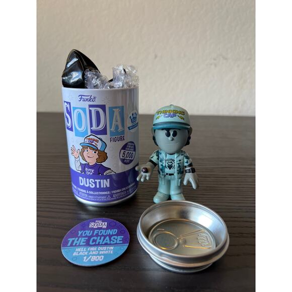 LE 800 PIECES EXCLUSIVE CHASE B&W Dustin Henderson Stranger Things Funko Soda - Picture 1 of 2